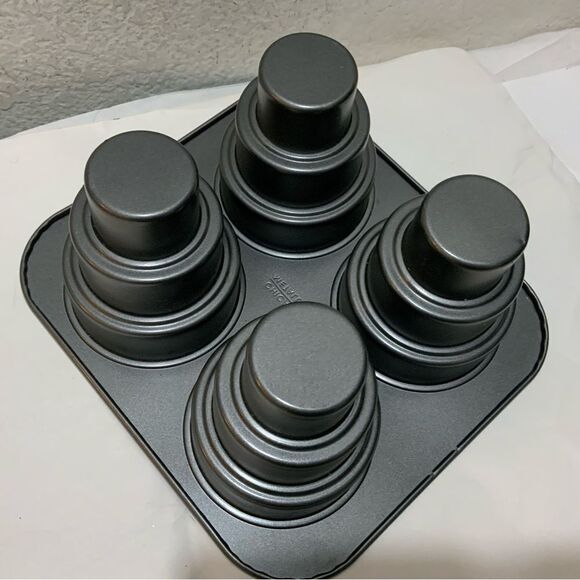 Chicago Metallic Professional Heavy Duty Multi-Tier Cake Pan Makes 4 Little Cake - Picture 3 of 7